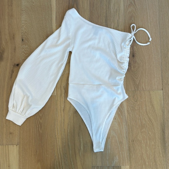 Forever 21 Ivory White Ribbed One Shoulder Ruched Bodysuit Balloon Puff Sleeve - Picture 1 of 6
